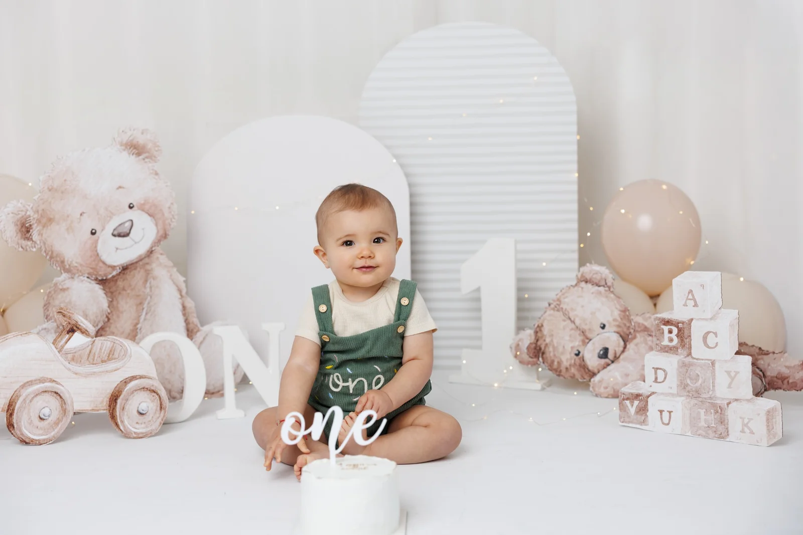 Cake smash фотосесия – студио кадър за първи рожден ден