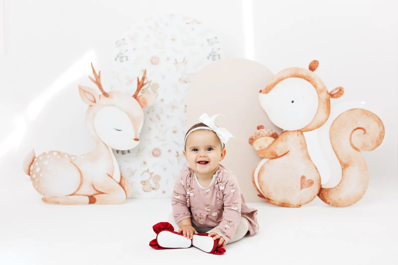 Смаш кейк – бебе момиче на бял фон (горски сет)