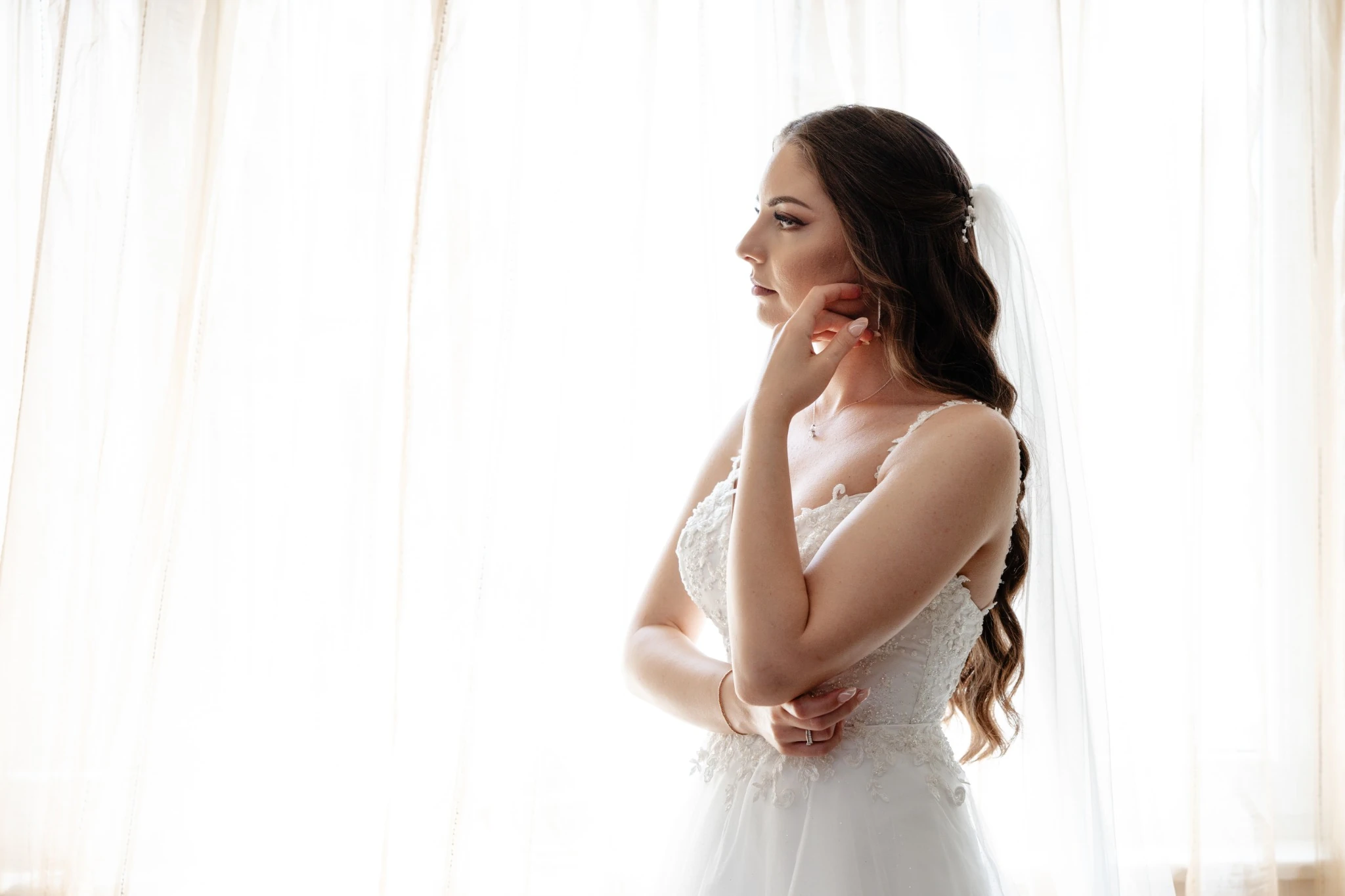 Портрет на булка до прозорец