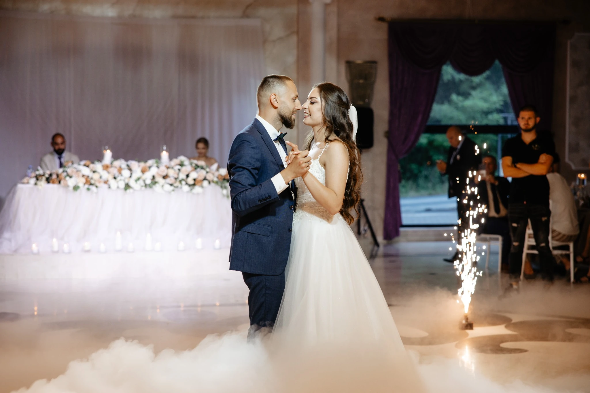 Първи сватбен танц на младоженци с искри и дим