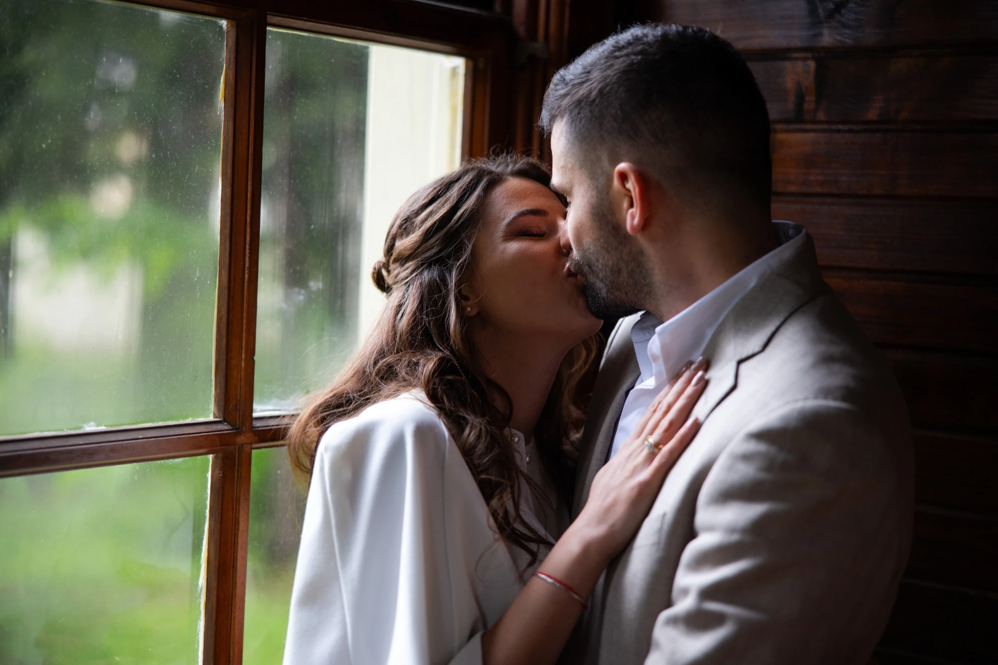 Булка и младоженец – целувка до прозорец