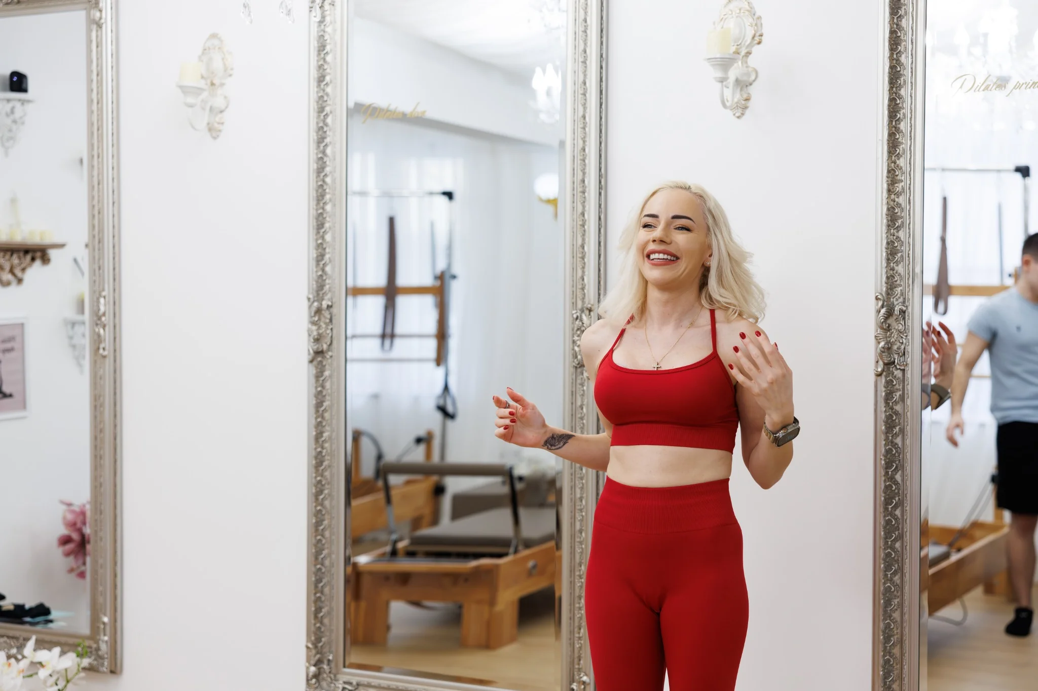 Пилатес инструктор – портрет в червено облекло в студио