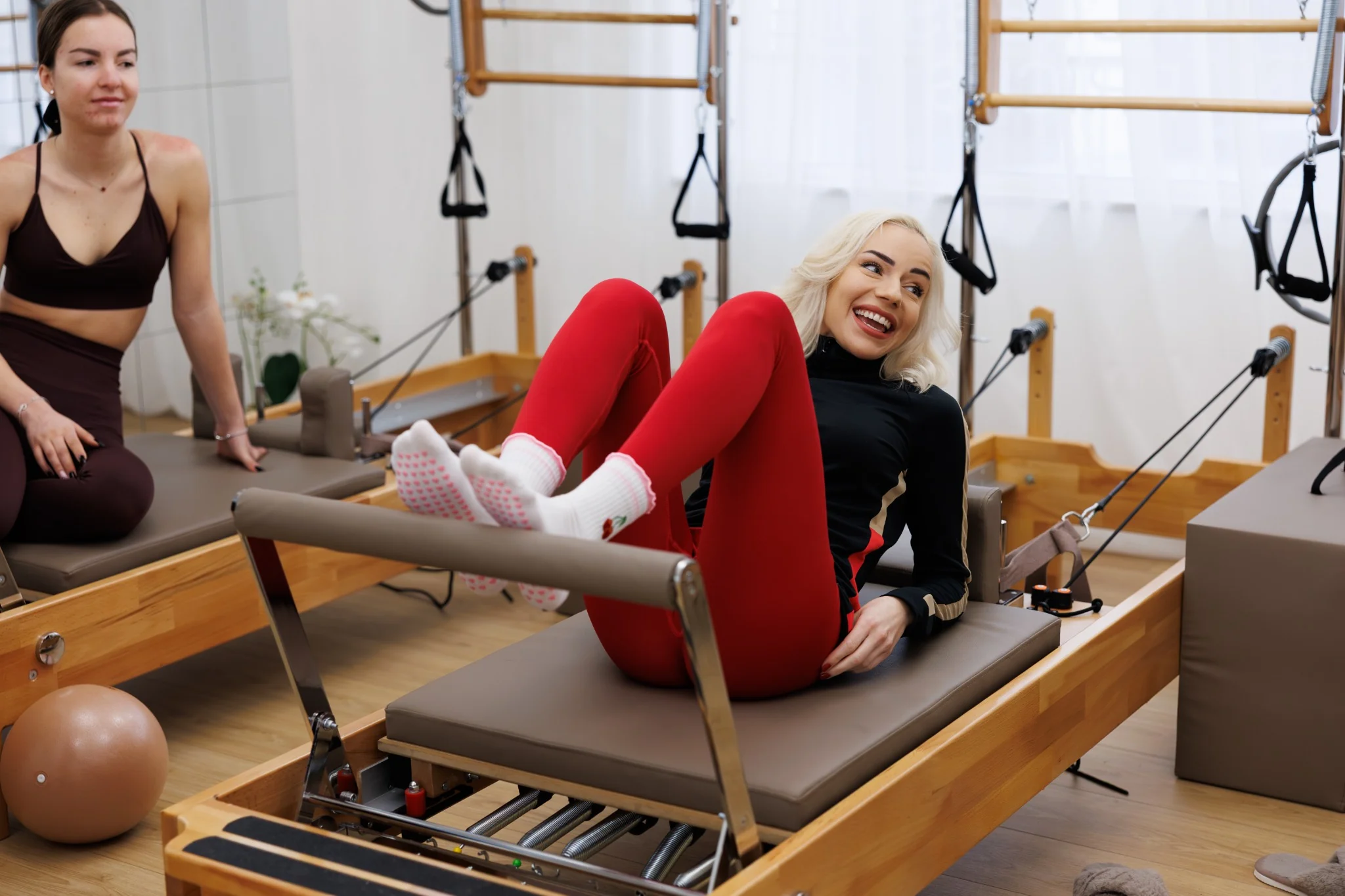 Пилатес тренировка на реформър – усмивка в студио