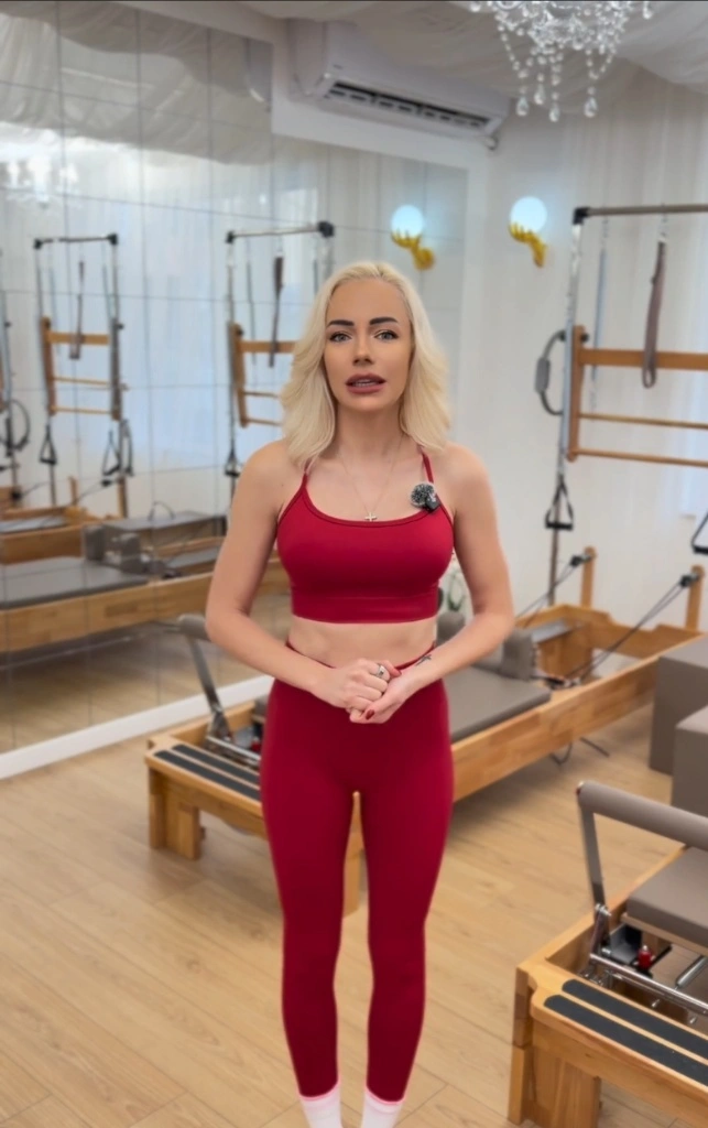 Пилатес инструктор в модерно студио с реформъри